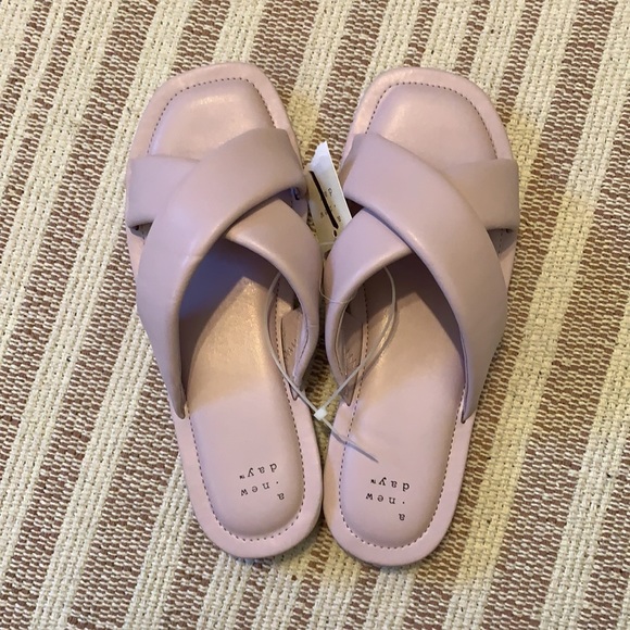 ✨2 for $15✨ Light purple/lavender slides - Picture 2 of 3